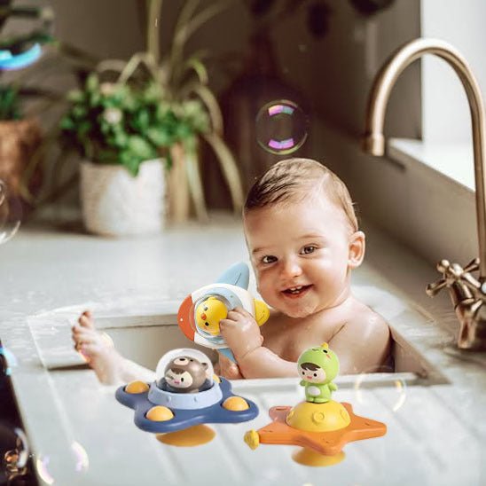 jouet de bain pour bébé petit garçon dans levier