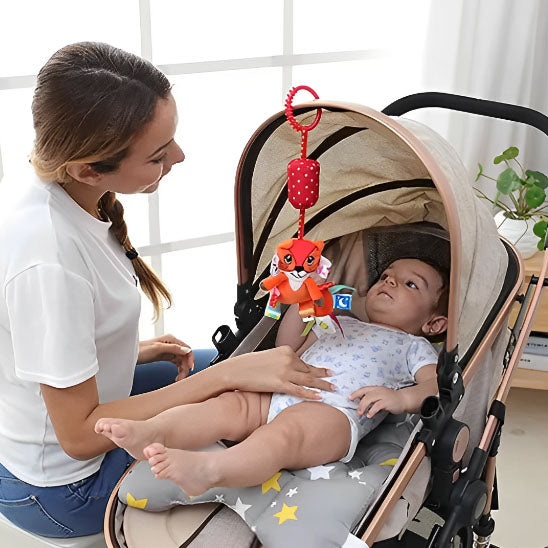 POUSSETTE BEBE JOUET bebe dans  poussette beige avec maman