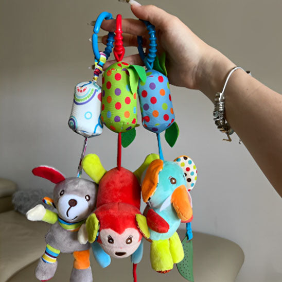 POUSSETTE BEBE JOUET trois hochet dans main maman