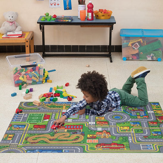 Tapis circuit voiture jeune garçon allonge petite voiture