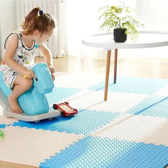 Tapis de motricite bebe beige bleu avec fillette sur jouet bascule