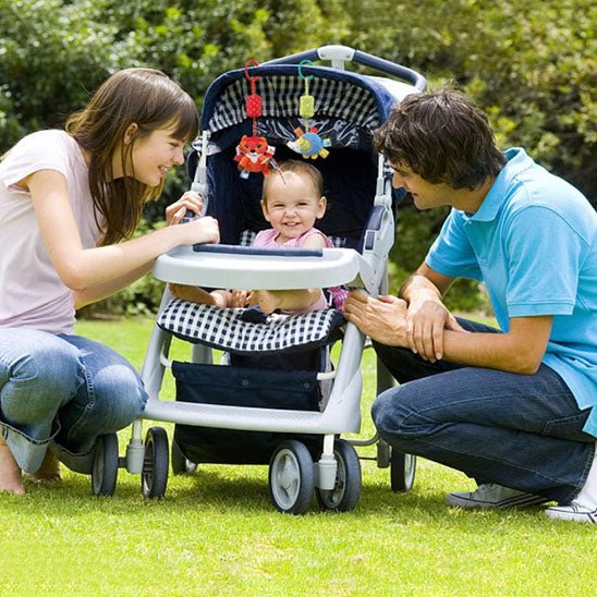 hochet bébé dans poussette avec papa et maman