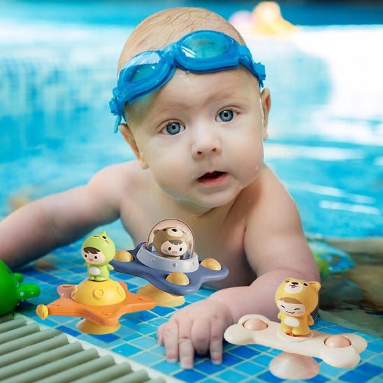 Un jeune garçon est a piscine avec ces JOUET DE BAIN POUR BEBE