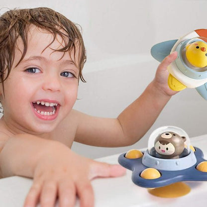 Jeune garçon heureux de prendre le bain avec ses nouveaux compagnons JOUET DE BAIN POUR BEBE