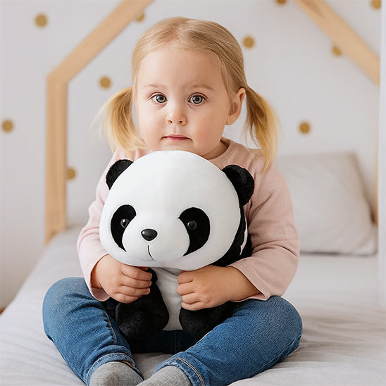 peluche panda avec fillette calin lit