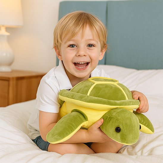 peluche tortue avec garçon assis