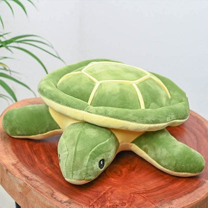 peluche tortue sur un petit banc